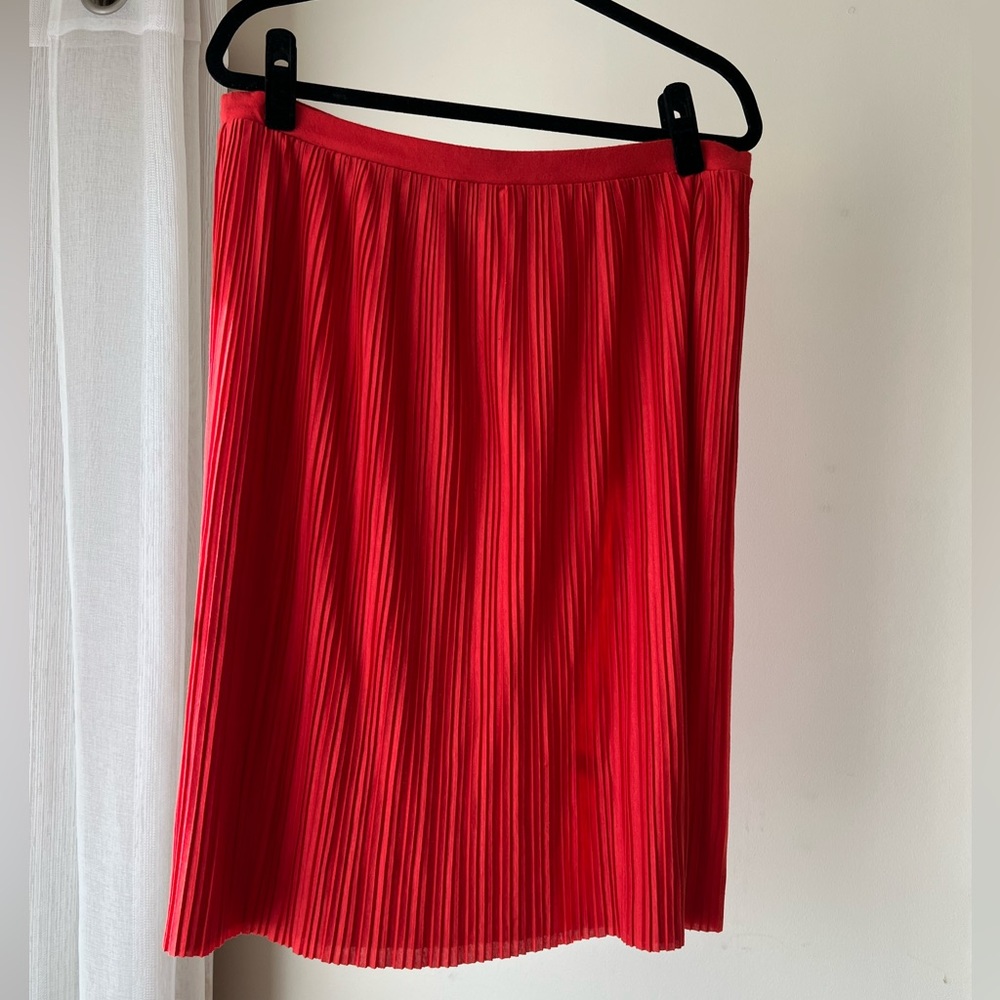 Vibrant red-orange pleated a-line skirt - Picture 2 of 10
